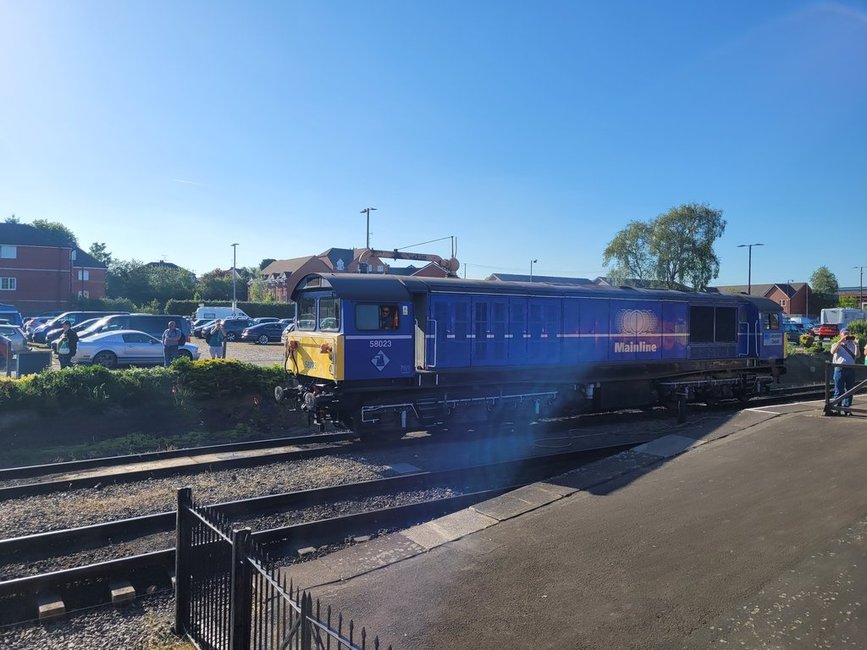 Class 37 pioneer D6700 with Hogwart's Castad and 60009 Union of South Africa, Sat 28/12/2013.. 