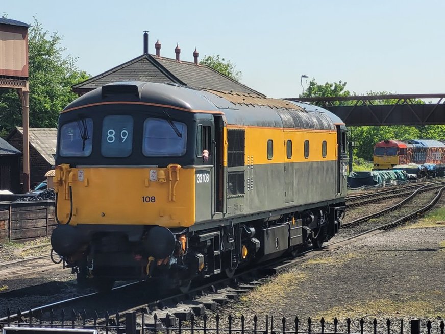 Class 37 pioneer D6700 with Hogwart's Castle and 60009 Union of South Africa, Sat 28/12/2013.. 