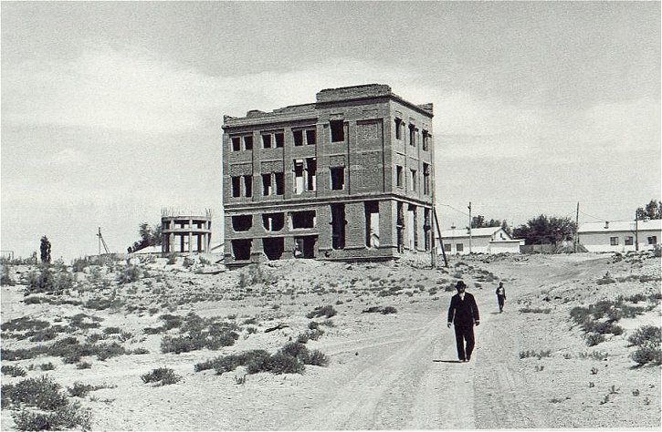 The town of Muynak, 2000.